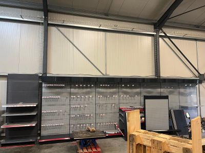 une grande salle avec de nombreux écrans d'ordinateur accrochés au mur
