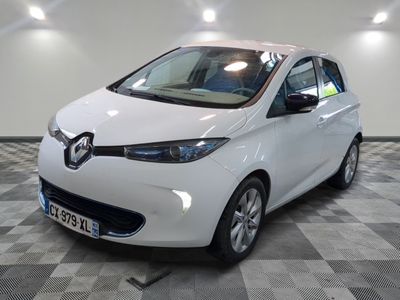 la photo d'une voiture blanche garée dans un garage