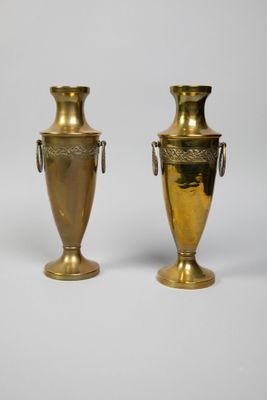 paire de vases anciens en laiton avec des anses, sur fond blanc