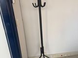 une photo d'un porte-manteau dans un coin d'une pièce