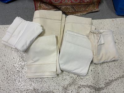 quatre paires de genouillères posées sur une table