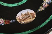 Guéridon à piètement tripode en bronze ciselé et doré, à ric… (photo 5)