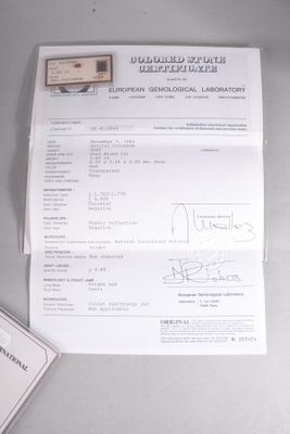 un ticket de caisse et un stylo posés sur une table, à côté d'une calculatrice