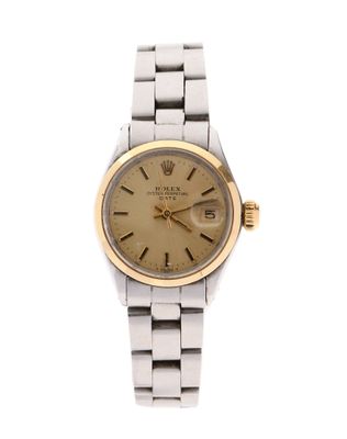 un gros plan d'une montre sur une surface blanche avec un fond blanc