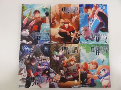 L'ensemble complet des livres sur les anime est posé sur une surface blanche