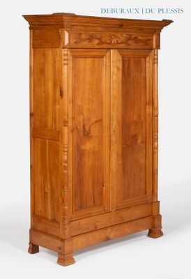 une image représentant une armoire en bois avec une porte