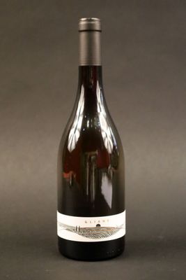 une bouteille de vin posée sur une table