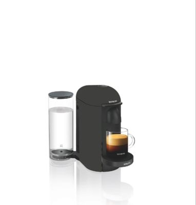 une cafetière noire à côté d'un verre d'eau