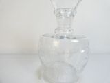 un vase en verre transparent contenant une fleur