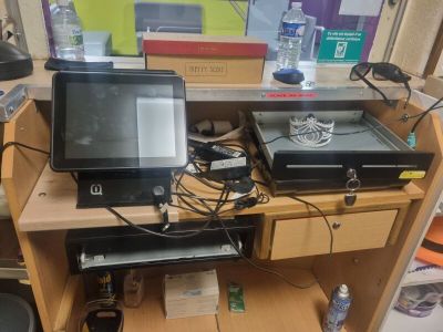 deux ordinateurs et une imprimante posés sur un bureau dans une pièce