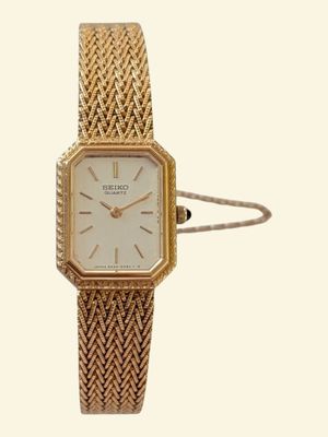 une image d'un gros plan d'une montre-bracelet sur un fond blanc
