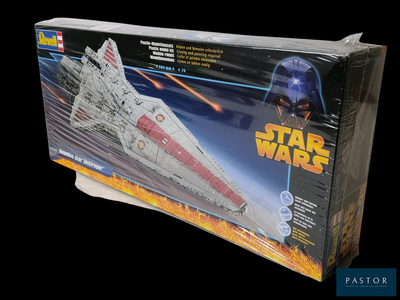 une boîte contenant une maquette d'un vaisseau de Star Wars