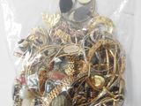 un sac rempli de bijoux en or et en argent posé sur une table