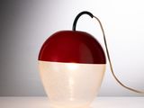 une lampe rouge et blanche posée sur une table