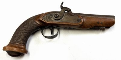 un gros plan d'un pistolet sur une surface blanche avec un fond blanc