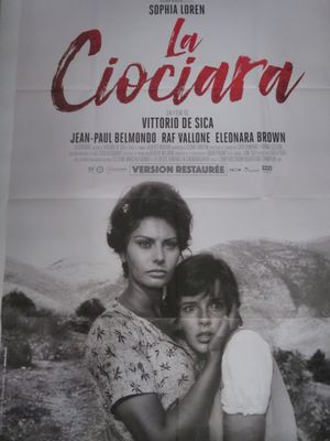 une vieille affiche de cinéma représentant une femme tenant un enfant dans ses bras