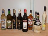 de nombreuses bouteilles d'alcool posées les unes à côté des autres sur une table