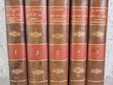 un ensemble de cinq vieux livres superposés