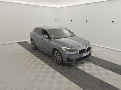 la photo d'une voiture garée dans un garage