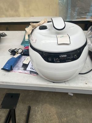 un cuiseur blanc et noir posé sur une table