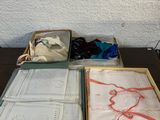 deux boîtes de chiffons et une paire de ciseaux posés sur une table