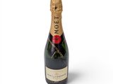 gros plan d'une bouteille de champagne sur fond blanc