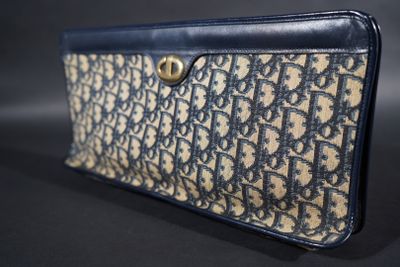 CHRISTIAN DIOR Pochette en toile Oblique et cuir marine. 35,…