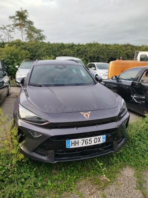 une voiture noire garée dans un parking à côté d'autres voitures
