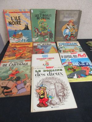 several children ' s books are lined up on a table in front of a wall
