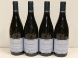 trois bouteilles de vin sont alignées sur une table