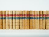 une rangée de vieux livres empilés les uns sur les autres