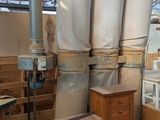 une pièce dans laquelle se trouvent de nombreux meubles