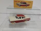 Deux petites voitures sont exposées dans une vitrine.