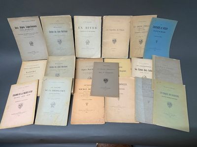 plusieurs vieux livres posés les uns sur les autres sur une table