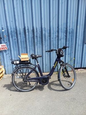 un vélo garé devant un bâtiment