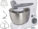 une image représentant un robot de cuisine avec un bol et des accessoires