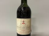 une bouteille de vin posée sur une table