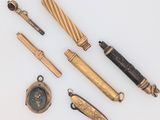 un grand nombre d'objets posés sur la table
