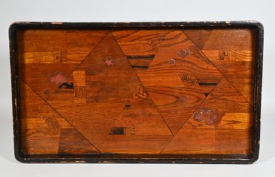Plateau rectangulaire en bois laqué et marqueté, à décor ... - 83021067