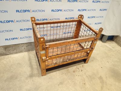 l'image d'une caisse en bois surmontée d'un panier en fil de fer