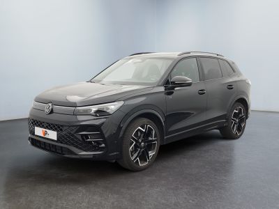 un SUV Volkswagen gris garé dans une grande pièce