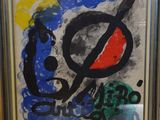 peinture murale représentant une personne tenant un couteau