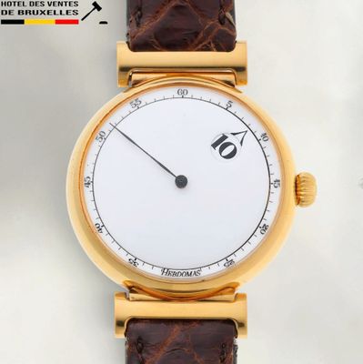 une image d'un gros plan d'une montre-bracelet sur une surface blanche
