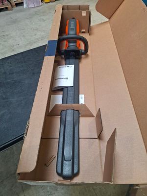 une boîte contenant un outil noir et orange