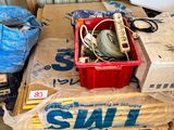 un tas d'objets divers posés sur une boîte en carton