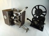 un vieux projecteur de cinéma posé à côté d'un autre vieux projecteur