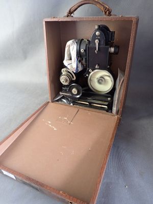 une valise marron contenant un appareil photo
