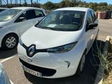 une voiture blanche garée dans un parking à côté d'autres voitures