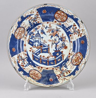 une assiette bleue et blanche ornée d'un motif