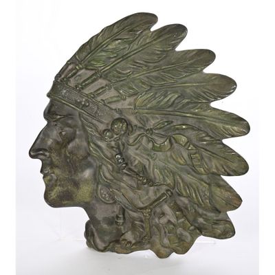 tête en bronze représentant un Indien coiffé d'une coiffe à plumes